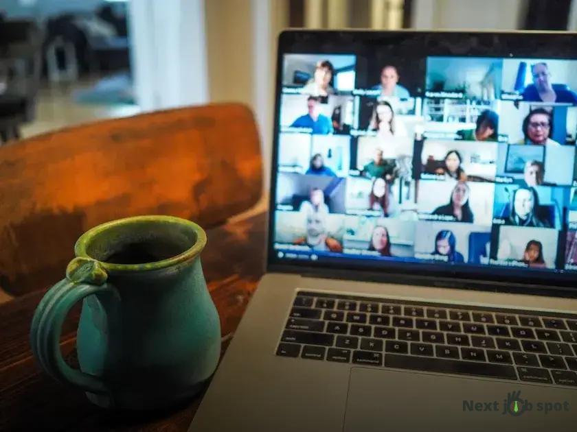 Balancing Side Hustles and Main Jobs